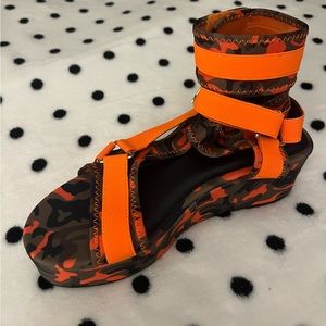 I am selling them cause I’ve had them for a while and have yet to wear them.